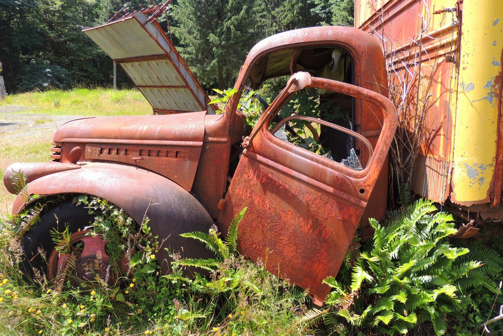Nikon Coolpix P510 sample photo. Truck, rust, old photography