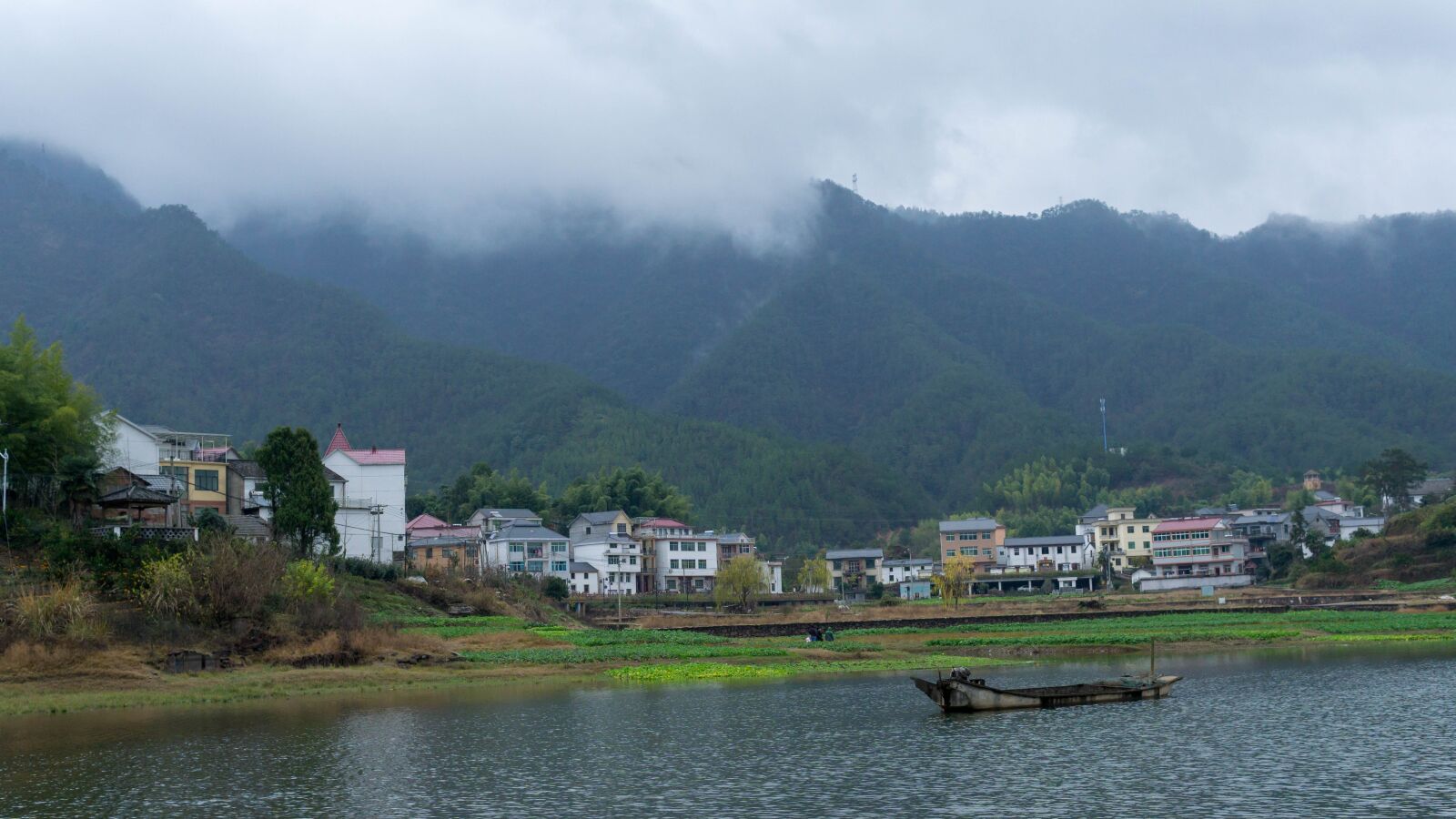 Sony a5100 sample photo. Mountain, lake, ship photography