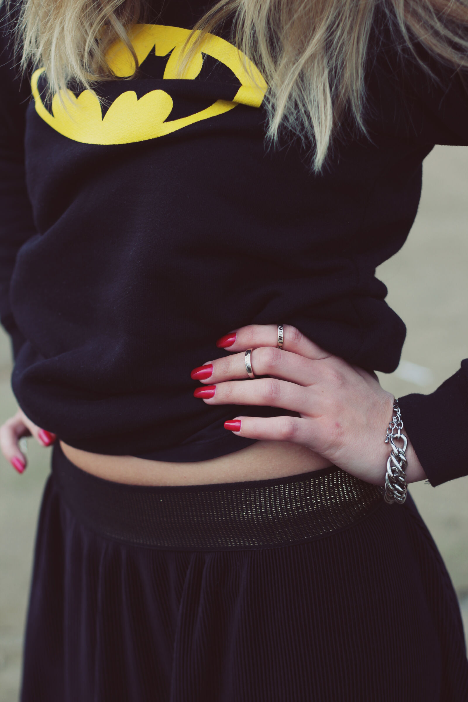 Canon EOS 600D (Rebel EOS T3i / EOS Kiss X5) + Canon EF 50mm F1.8 II sample photo. Batman, blouse photography