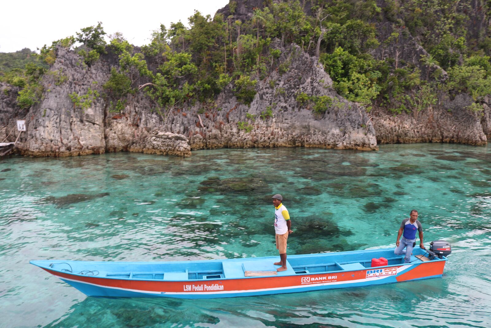 Canon EOS 750D (EOS Rebel T6i / EOS Kiss X8i) + Canon EF-S 18-55mm F3.5-5.6 IS STM sample photo. Cotage, raja ampat, indonesian photography