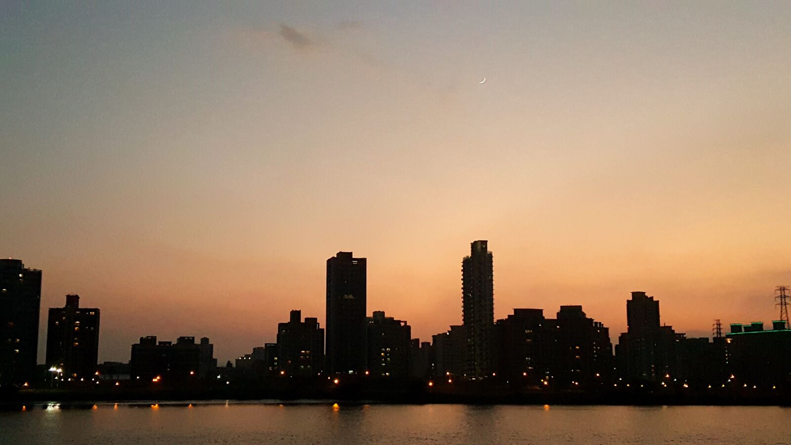 Samsung Galaxy Note5 sample photo. Sunset, new moon, building photography