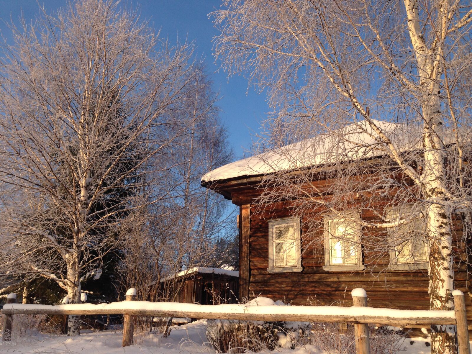 iPhone 5 back camera 4.12mm f/2.4 sample photo. Village, house, winter photography