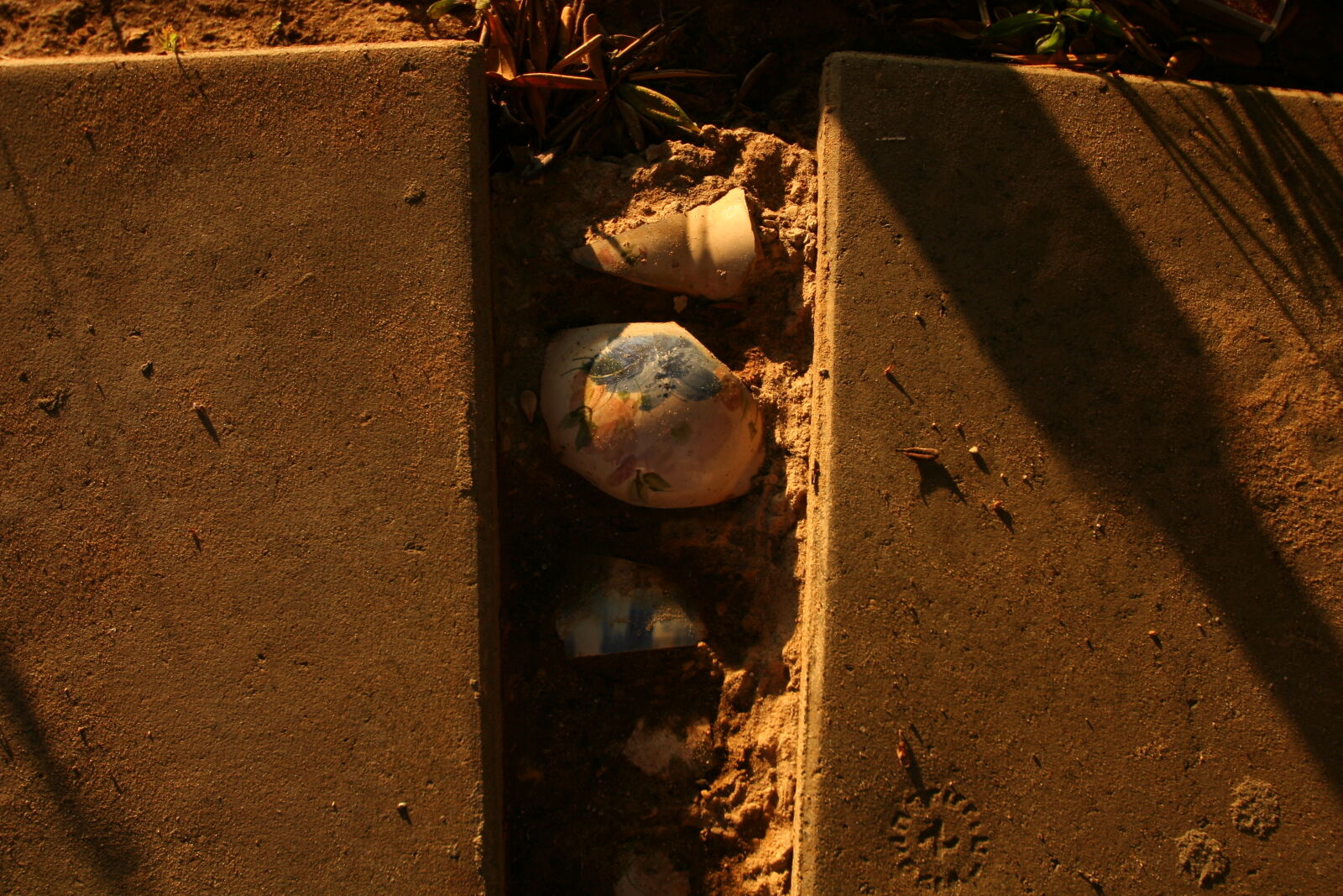Canon EOS 350D (EOS Digital Rebel XT / EOS Kiss Digital N) sample photo. Art, ceramic, garden, ground photography