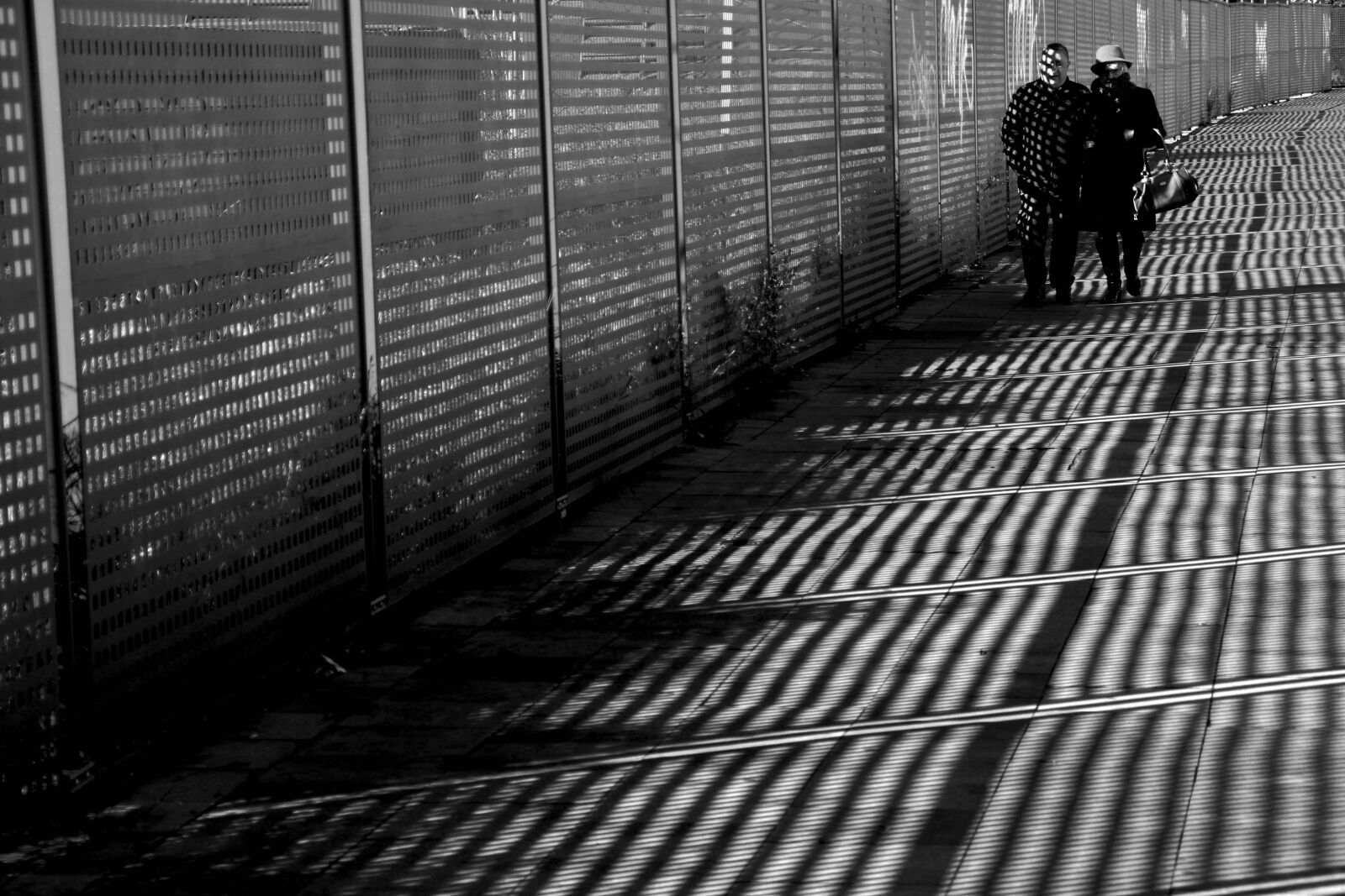 Canon EOS 60D sample photo. Couple, shadows, street photography