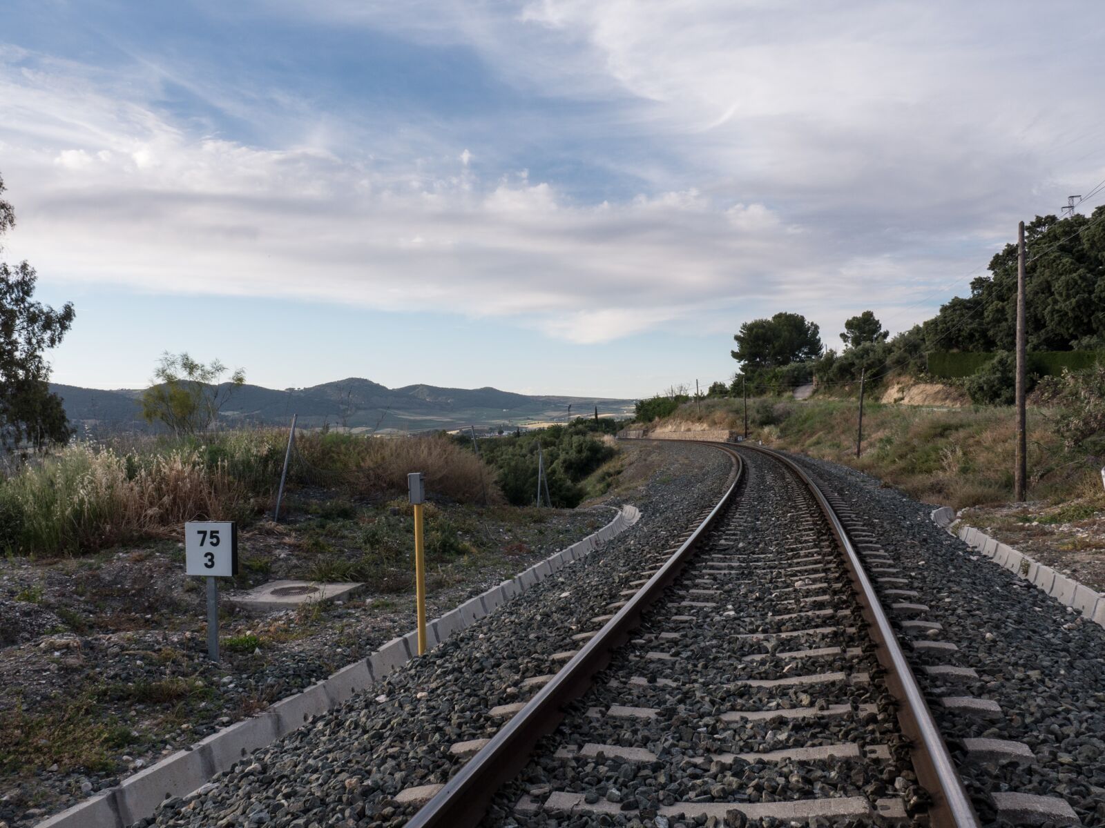 Panasonic Lumix DMC-GH3 + Panasonic Lumix G X Vario 12-35mm F2.8 ASPH Power OIS sample photo. Train, pathways, railway photography