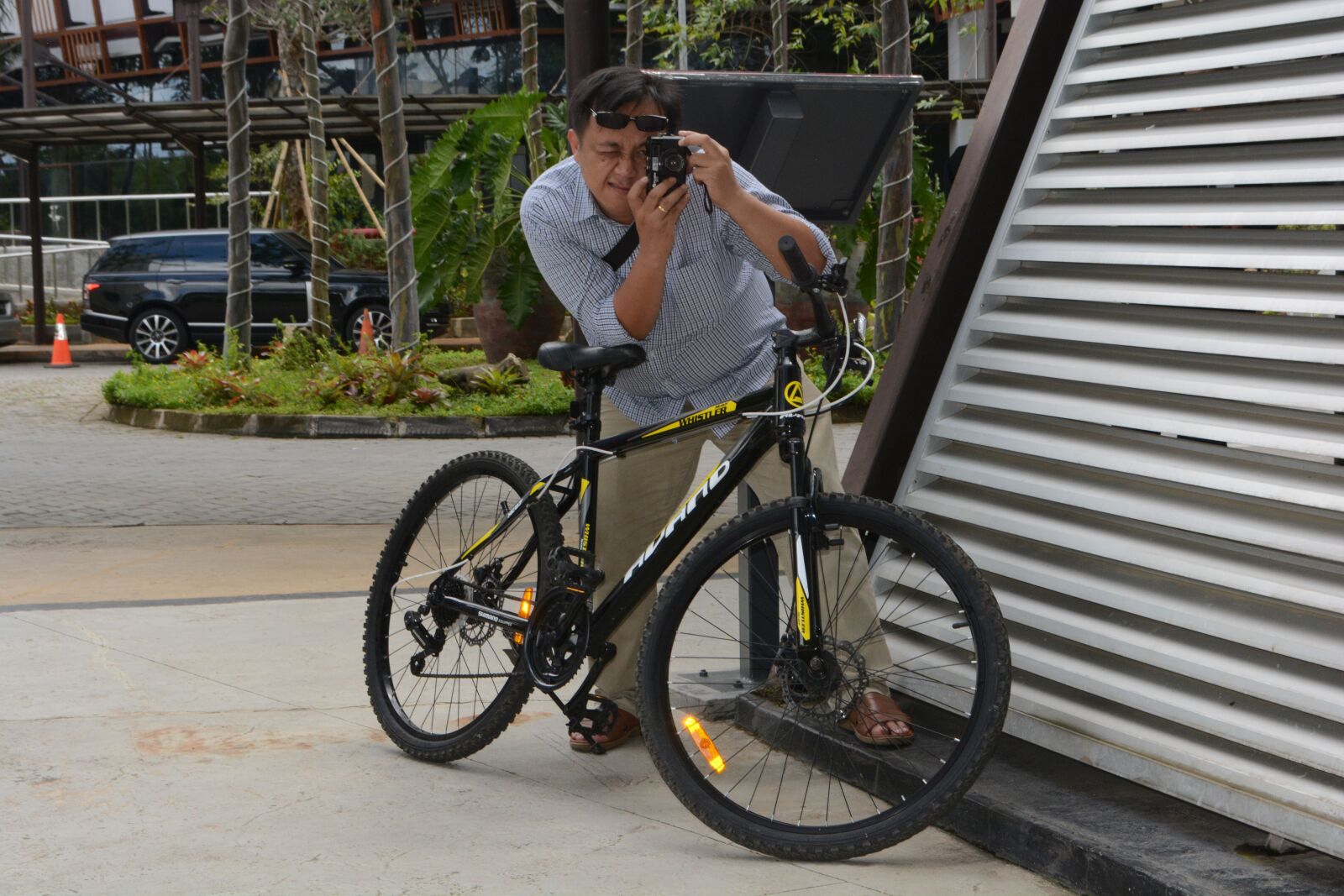 Nikon D5200 + Nikon AF-S DX Nikkor 18-55mm F3.5-5.6G VR sample photo. Bicycle, male, man, photographer photography