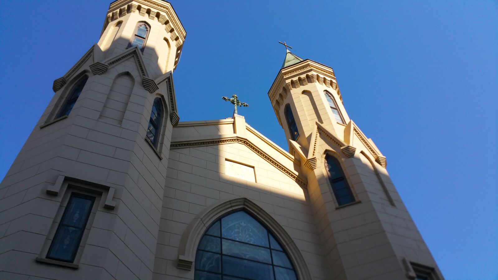 Samsung Galaxy Note4 sample photo. Clean, church, architecture photography