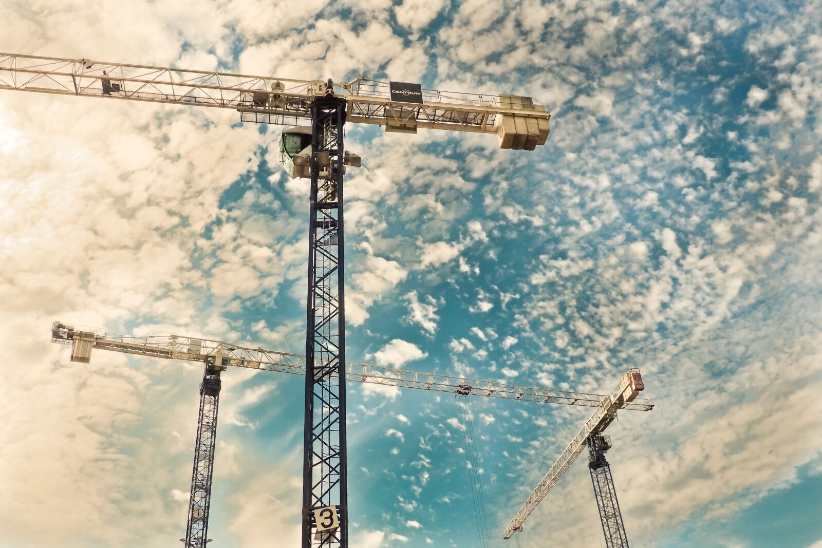 Olympus OM-D E-M10 sample photo. Baukran, crane, build photography