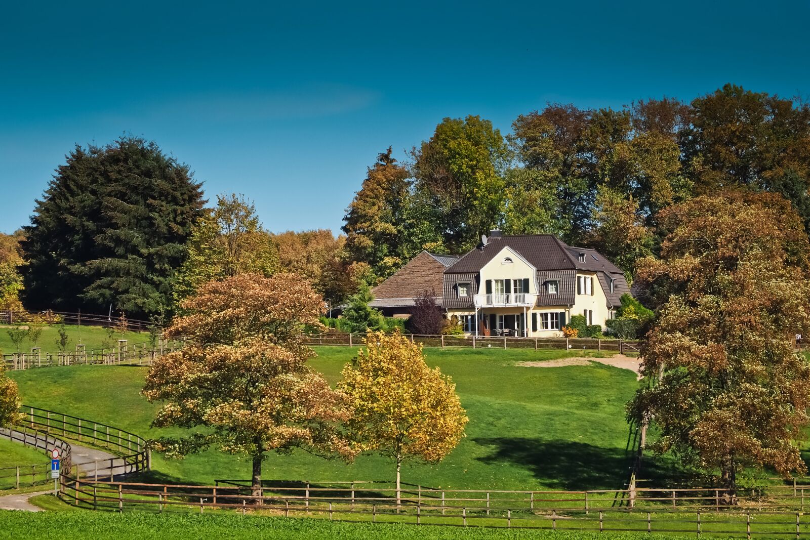 Olympus OM-D E-M10 sample photo. Architecture, country house, house photography