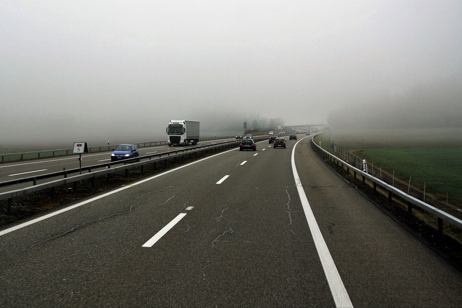 Canon EOS 400D (EOS Digital Rebel XTi / EOS Kiss Digital X) sample photo. Highway, asphalt, transport photography