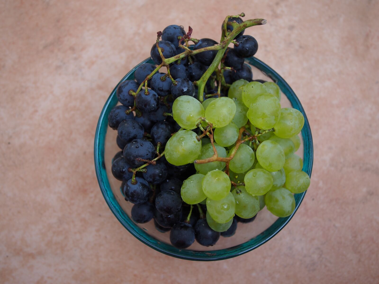 Olympus PEN E-PM2 sample photo. Grapes, red, blue photography