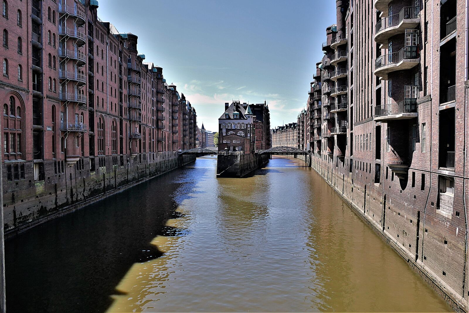 Panasonic Lumix DMC-FZ1000 sample photo. Channel, speicherstadt, hamburg photography