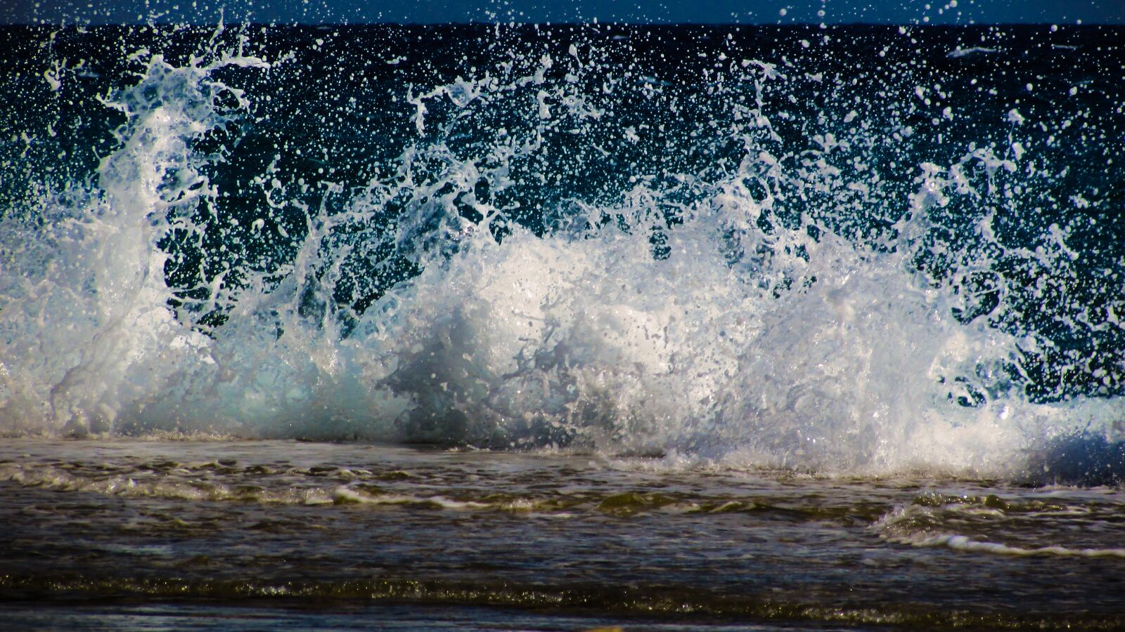 Canon PowerShot SX400 IS sample photo. Wave, smashing, spray photography