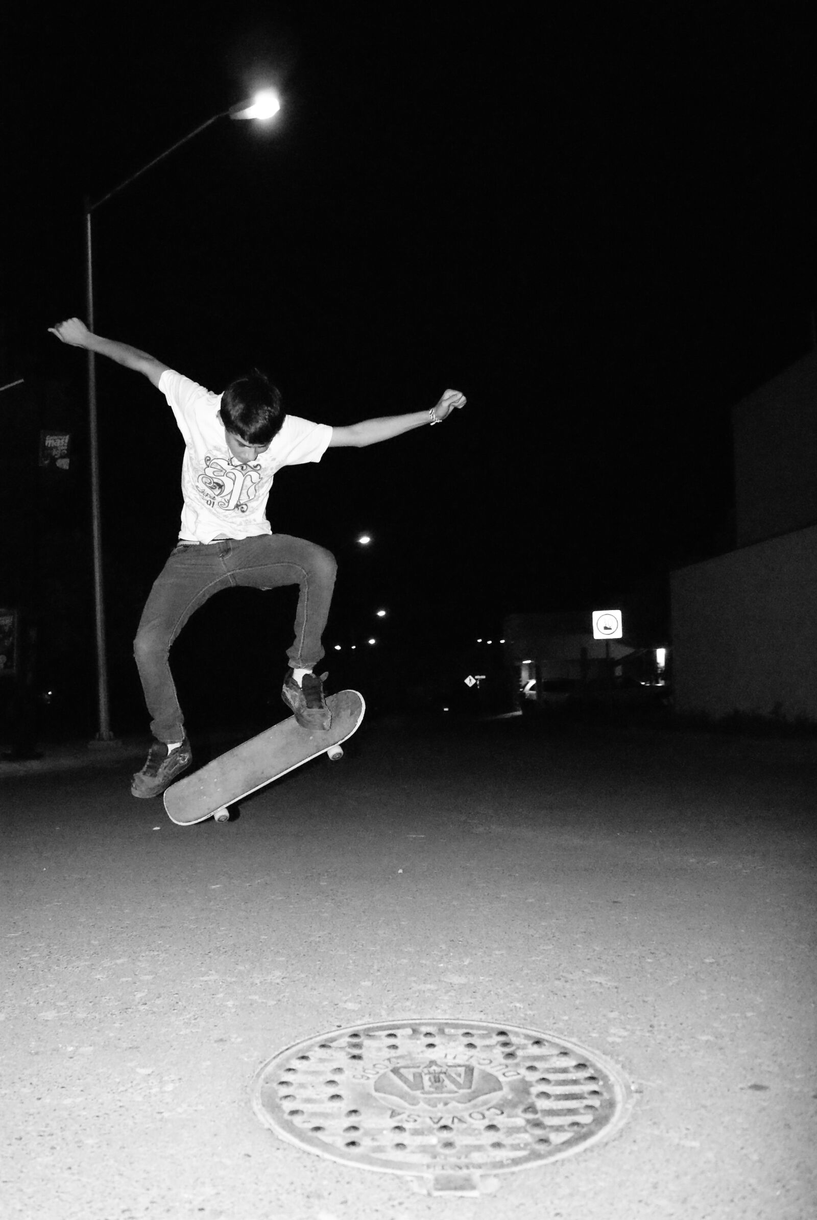 Sony Alpha DSLR-A230 sample photo. Skate, street, night photography