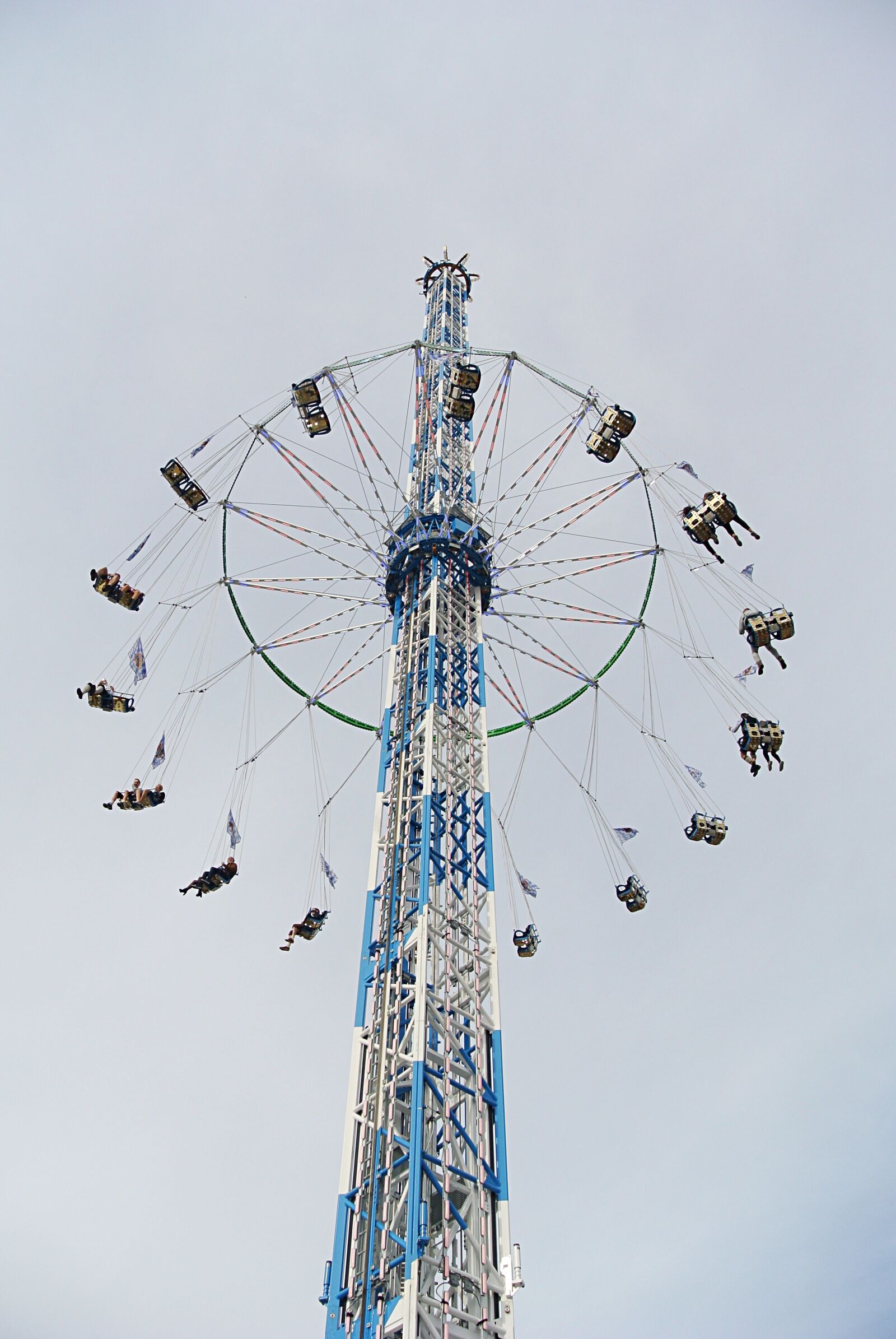 Nikon 1 Nikkor VR 10-30mm F3.5-5.6 sample photo. Kettenkarusell, carousel, oktoberfest photography