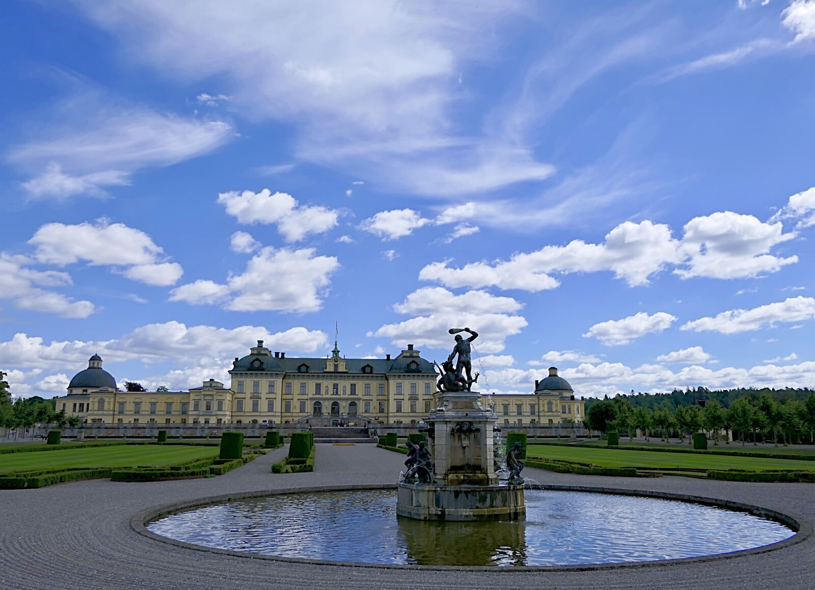 Panasonic Lumix DMC-FZ2500 (Lumix DMC-FZ2000) sample photo. Castle, fountain, garden photography