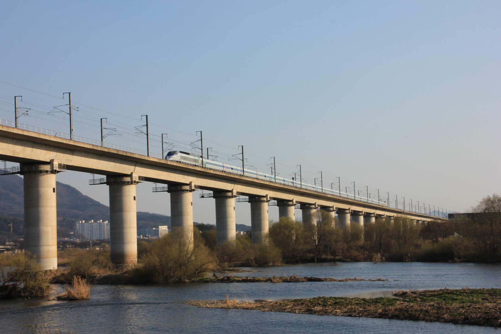 Canon EOS 600D (Rebel EOS T3i / EOS Kiss X5) sample photo. Korea, railway, transportation photography