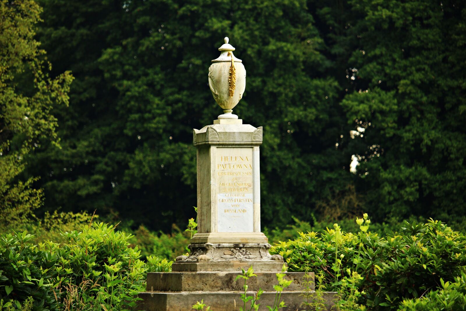 Canon EOS 100D (EOS Rebel SL1 / EOS Kiss X7) sample photo. Vase, sculpture, monument photography