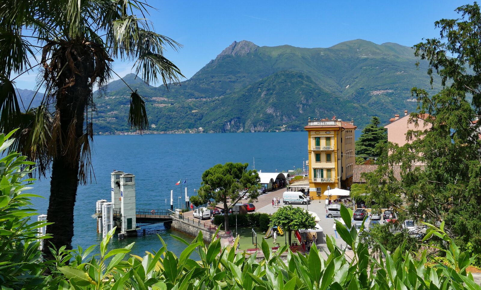 Panasonic Lumix DMC-FZ1000 sample photo. Varenna, port, car ferry photography