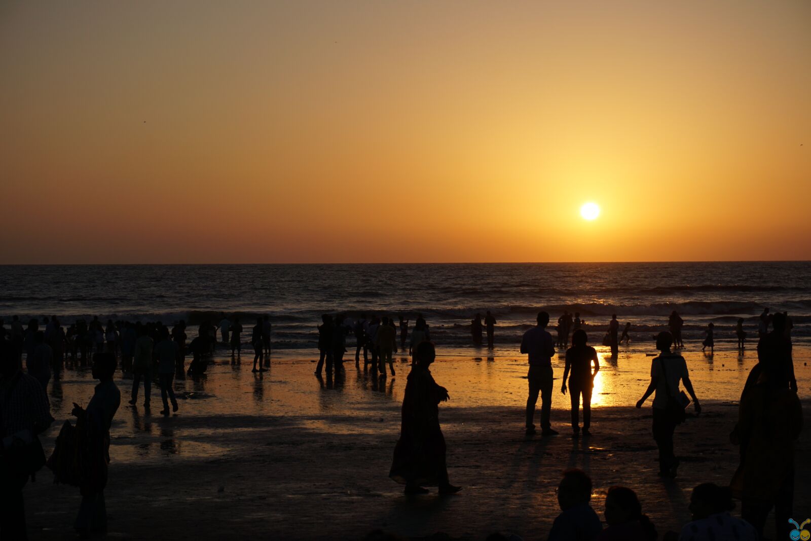 Sony E 16-50mm F3.5-5.6 PZ OSS sample photo. Silhouettes, of, people, on photography