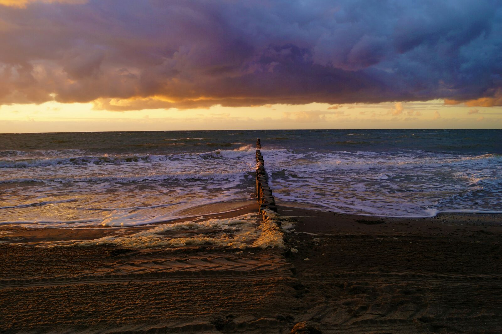 Sony DT 18-55mm F3.5-5.6 SAM II sample photo. Waters, sunset, sea photography