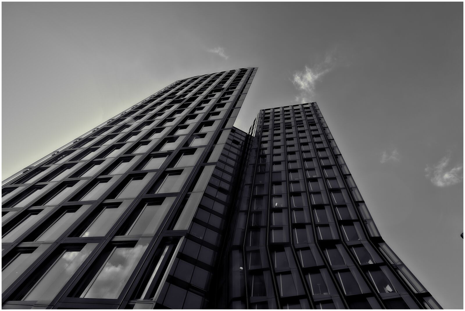 Canon EOS 200D (EOS Rebel SL2 / EOS Kiss X9) sample photo. Hamburg, dancing towers, mirroring photography