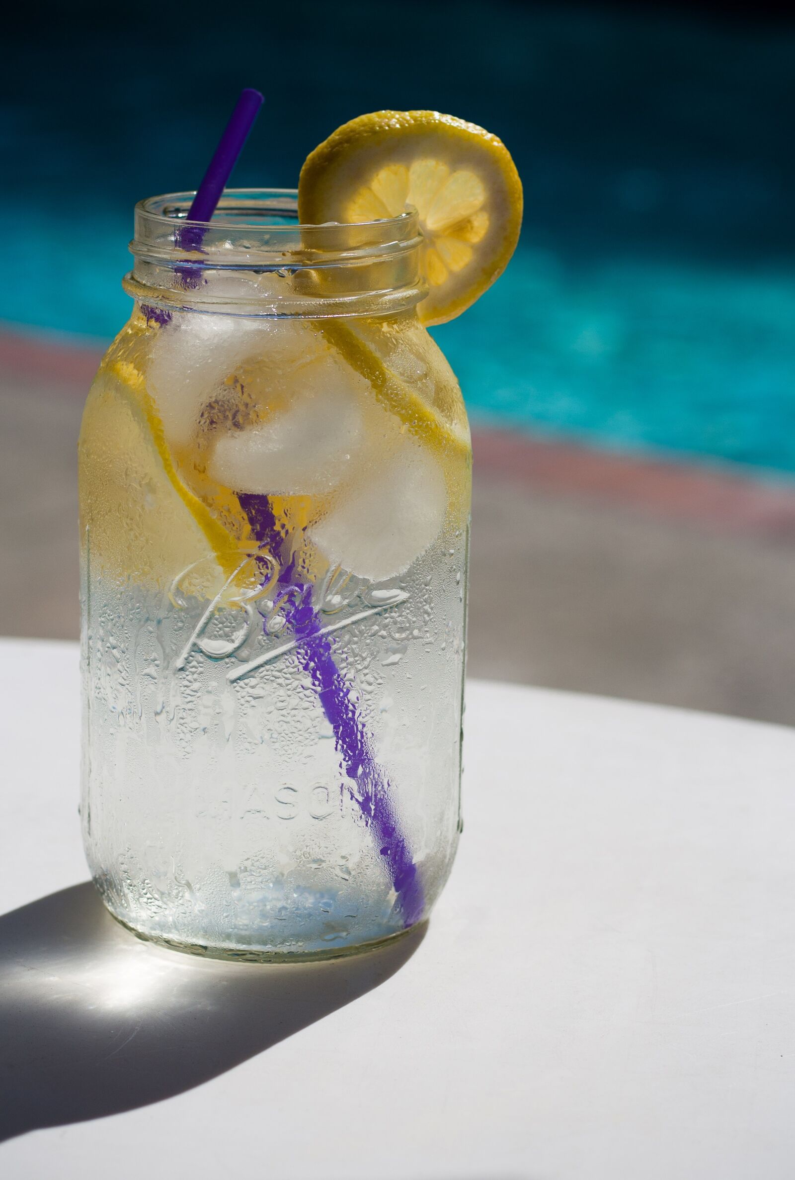 Canon EOS 1000D (EOS Digital Rebel XS / EOS Kiss F) + Canon EF 50mm F1.8 STM sample photo. Water, lemon, pool photography