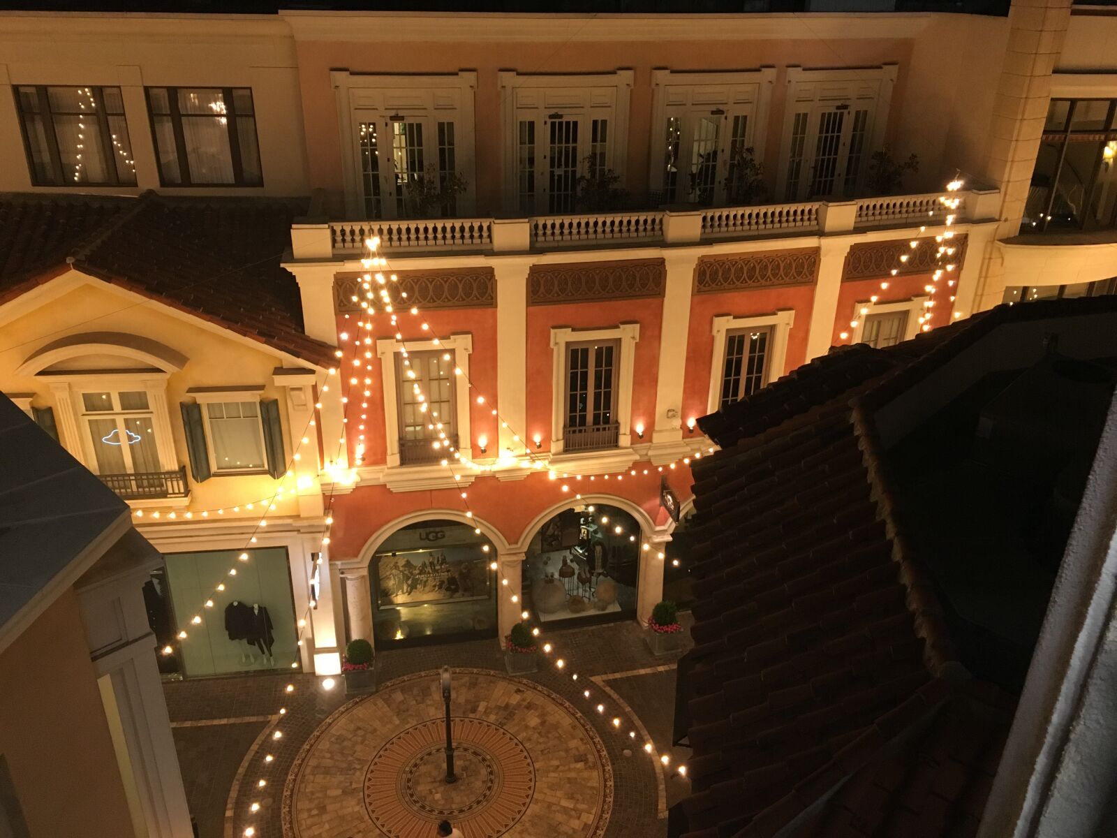 iPhone 6s back camera 4.15mm f/2.2 sample photo. Shopping, mall, the, grove photography