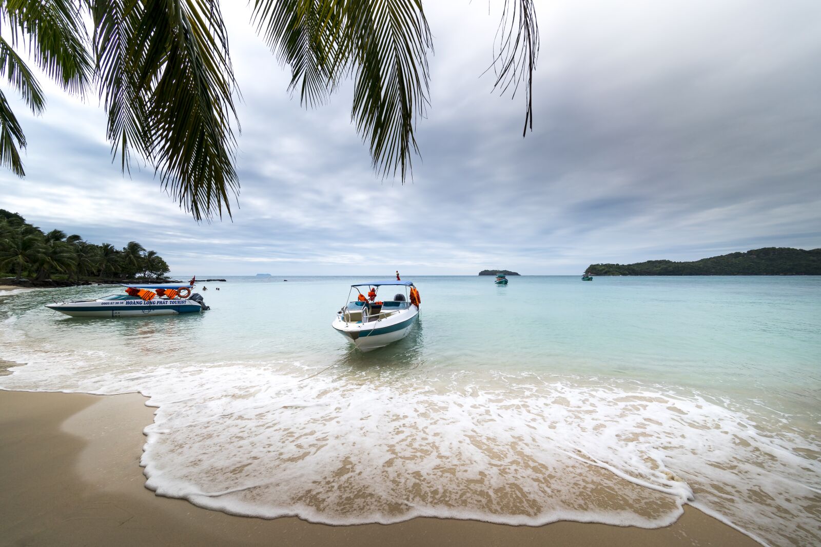 Sony a7R II + Voigtlander ULTRA WIDE-HELIAR 12mm F5.6 III sample photo. Asia, the beach, the photography