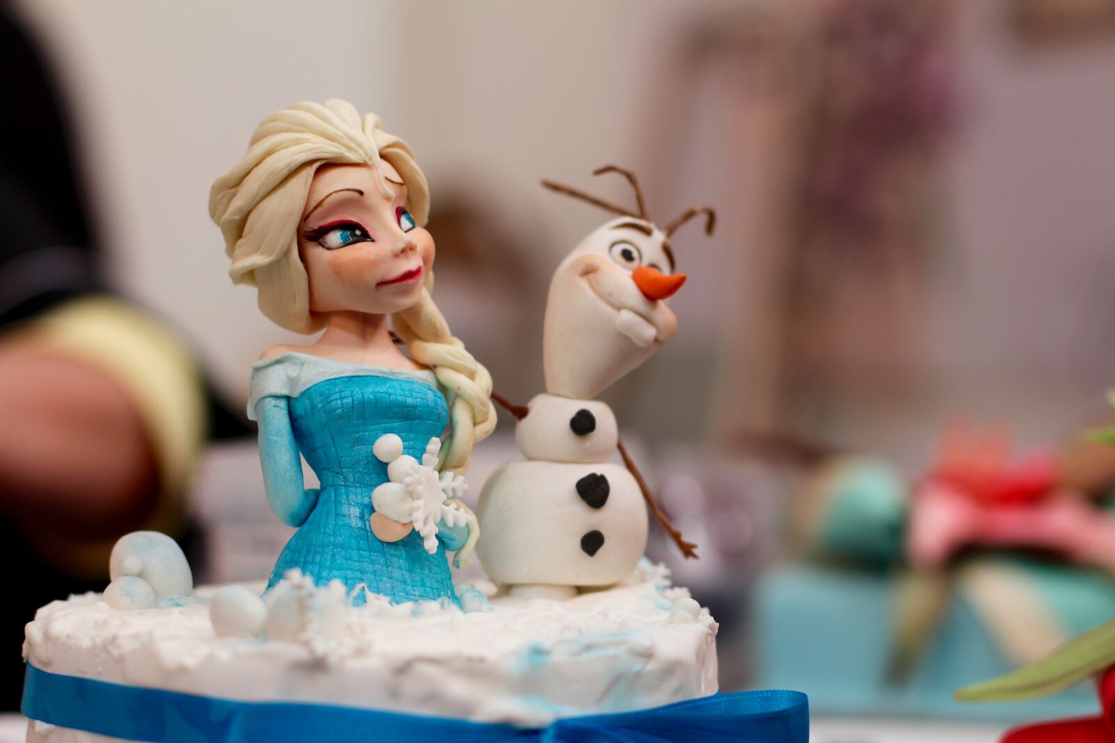 Canon EOS 600D (Rebel EOS T3i / EOS Kiss X5) + Canon EF 50mm F1.4 USM sample photo. Cake, the icequeen, ice photography