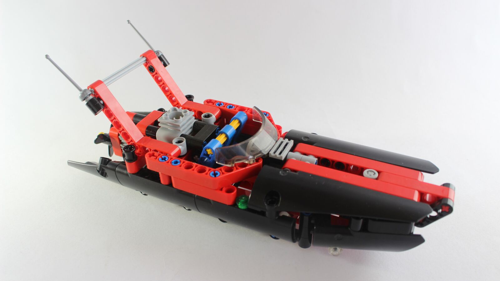 Canon EOS 600D (Rebel EOS T3i / EOS Kiss X5) sample photo. Lego original, power boat photography