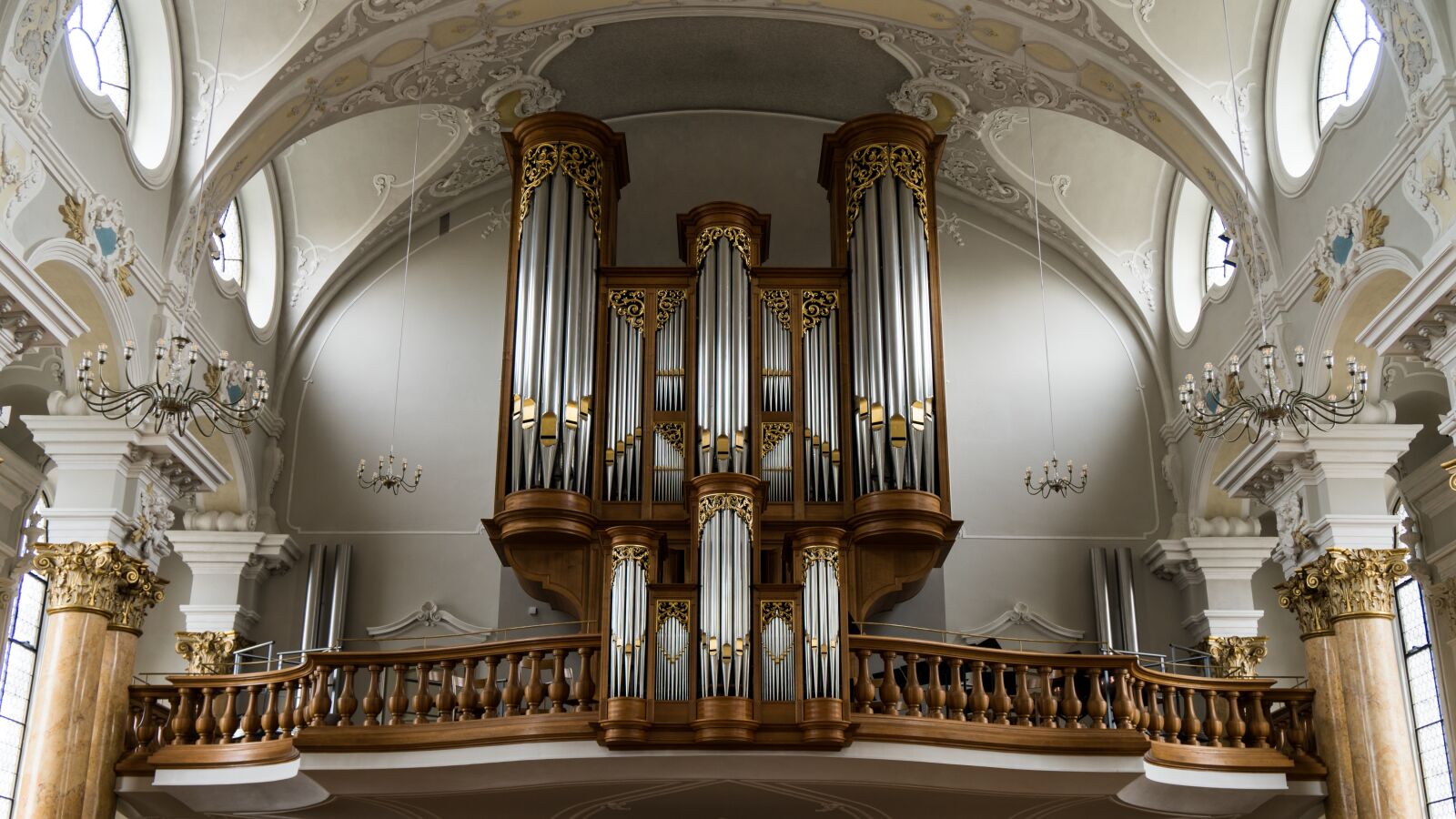 Sony a6500 + Sony Vario-Tessar T* E 16-70mm F4 ZA OSS sample photo. Organ, church, architecture photography