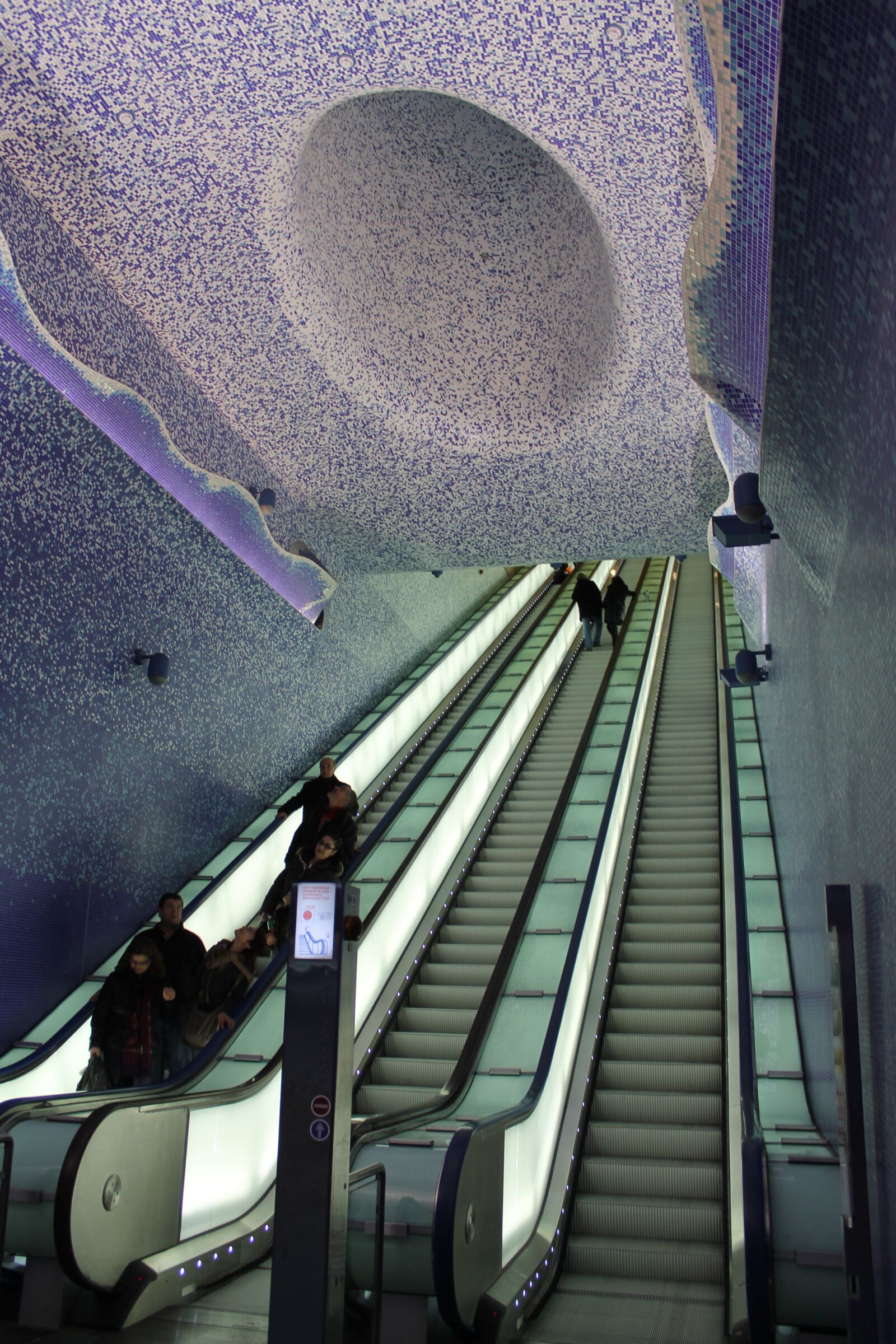 Canon EOS 1100D (EOS Rebel T3 / EOS Kiss X50) sample photo. Metro, naples, art photography