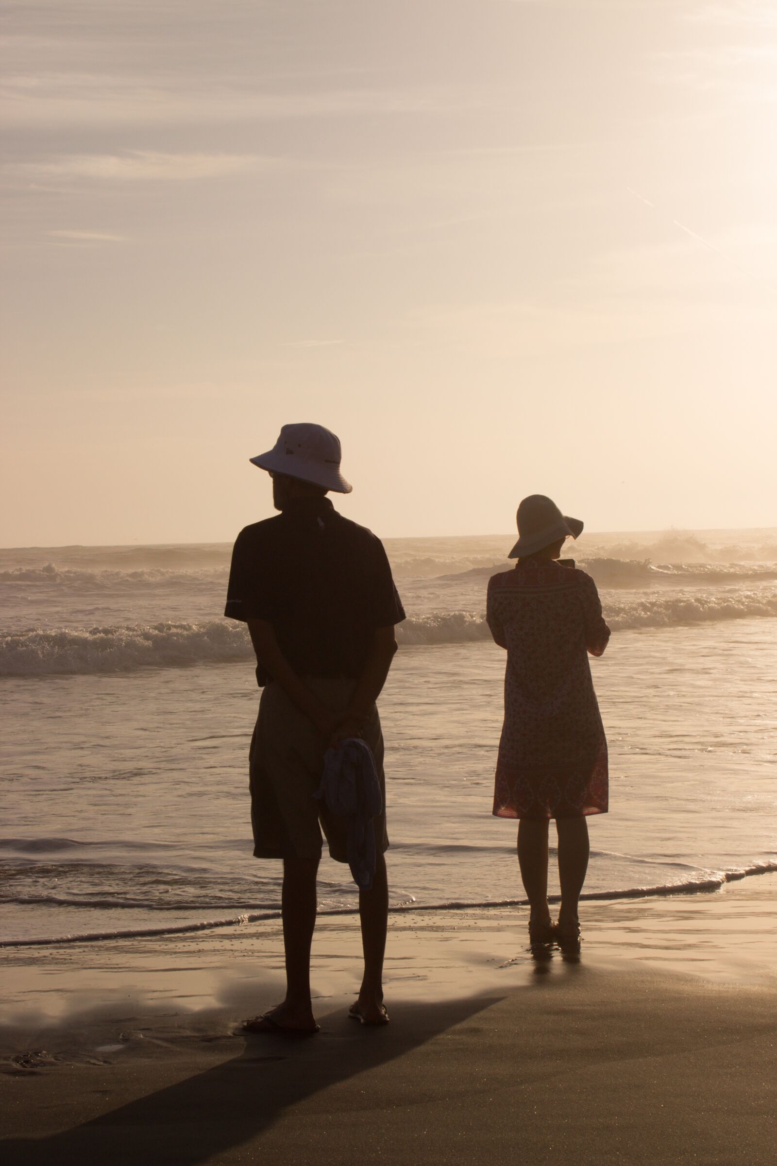 Canon EOS 700D (EOS Rebel T5i / EOS Kiss X7i) sample photo. Couple, beach, sunset photography