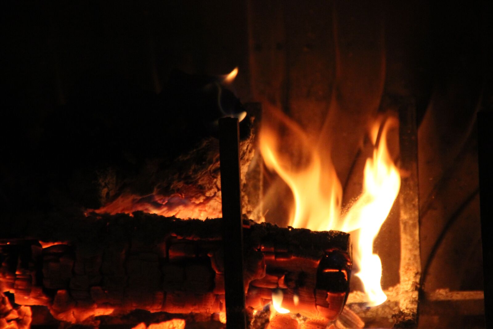 Canon EOS 600D (Rebel EOS T3i / EOS Kiss X5) sample photo. Fire, fireplace, hot photography