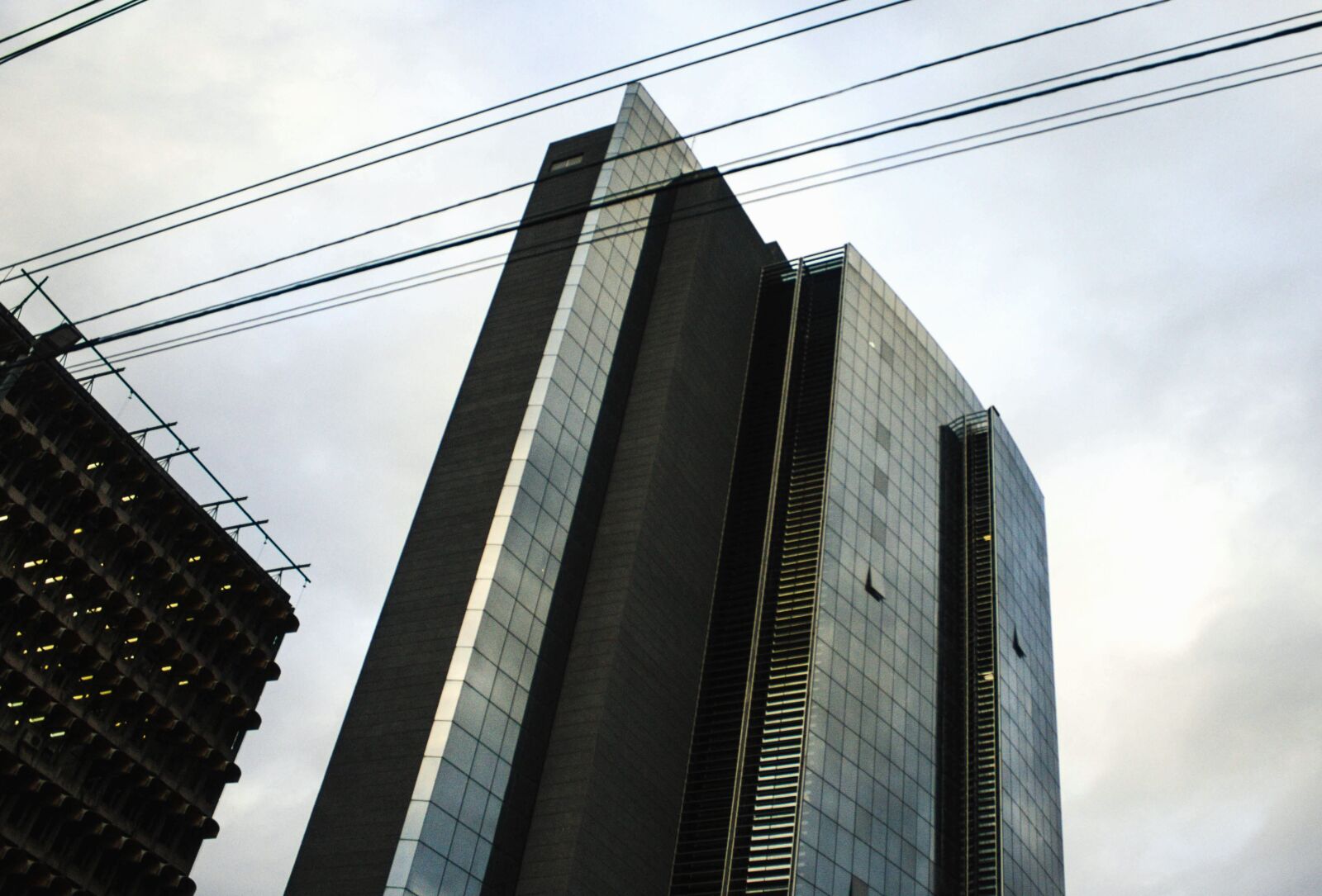 Canon EOS 1200D (EOS Rebel T5 / EOS Kiss X70 / EOS Hi) sample photo. Steel, wire, street, windows photography