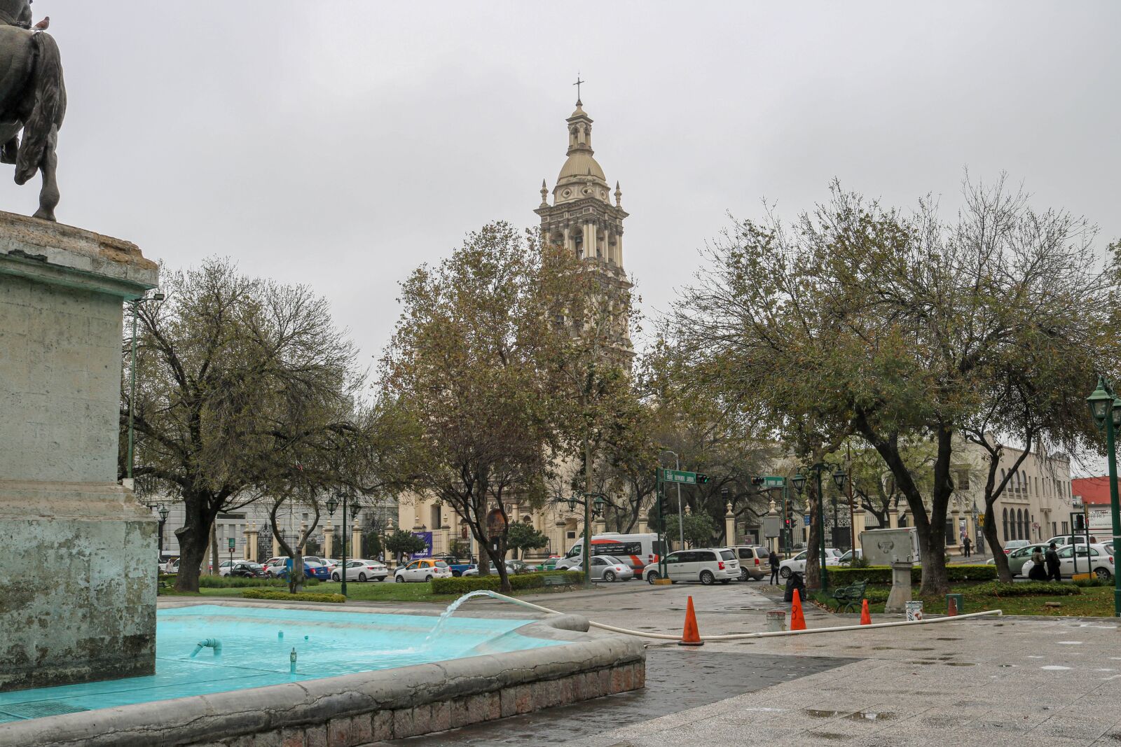 Canon EOS 750D (EOS Rebel T6i / EOS Kiss X8i) + Canon EF-S 18-55mm F3.5-5.6 IS STM sample photo. Winter, macroplaza, monterrey photography