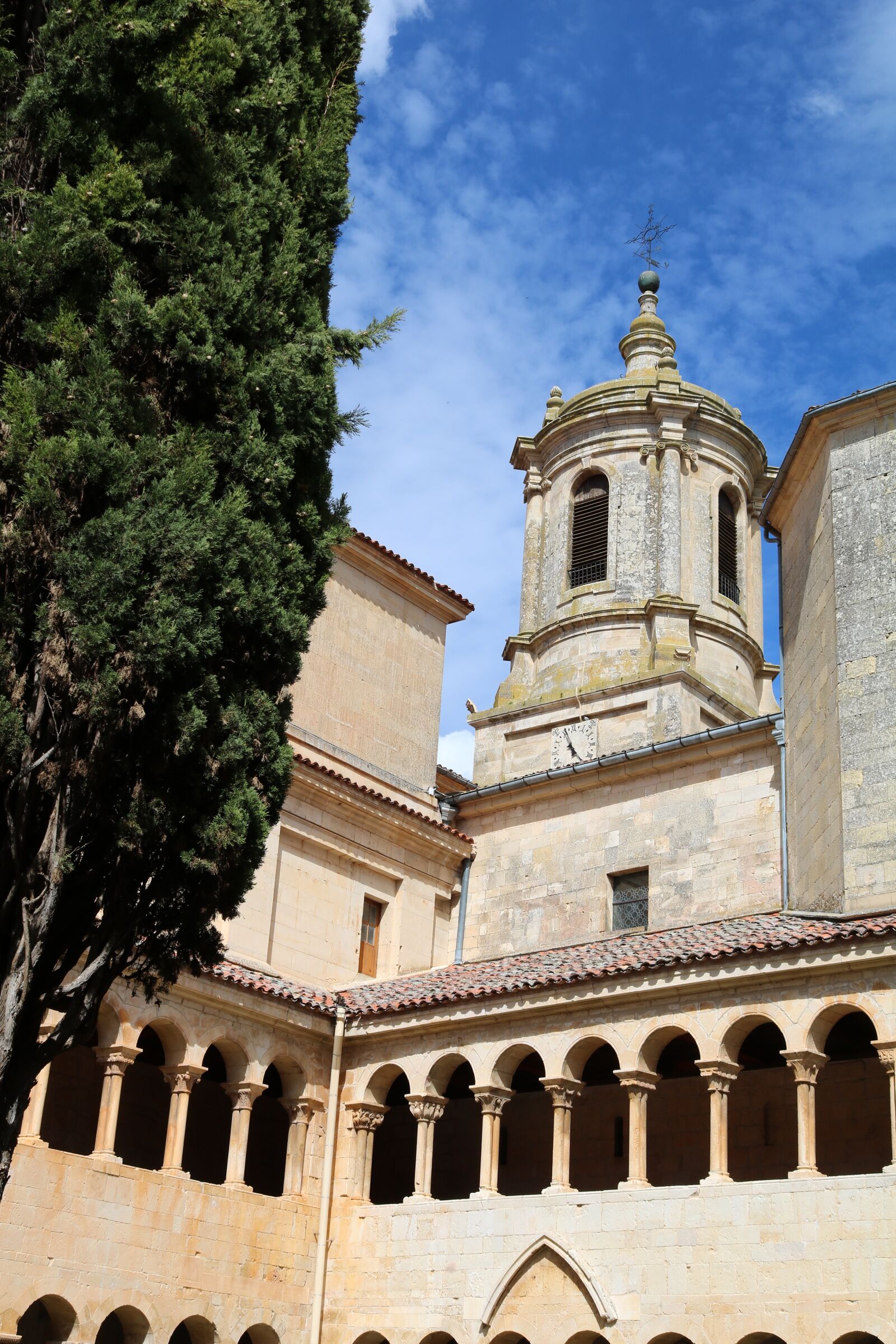 Canon EOS 750D (EOS Rebel T6i / EOS Kiss X8i) sample photo. Architecture, monastery, church photography