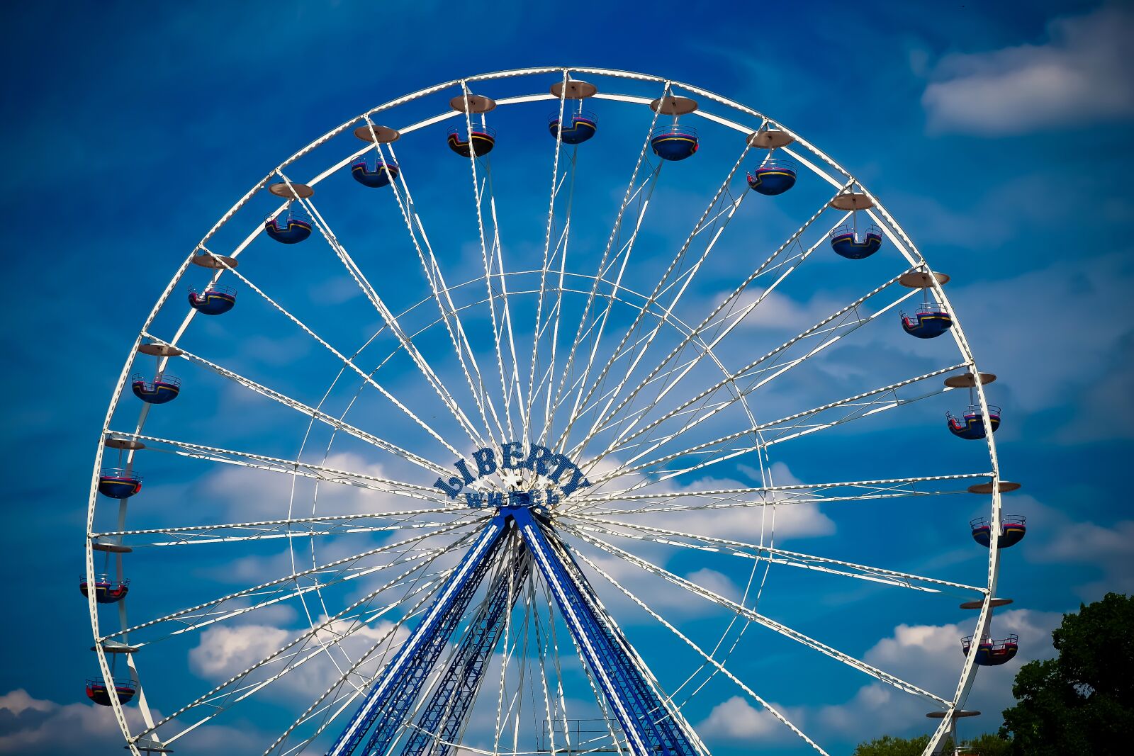 Olympus OM-D E-M10 sample photo. Ferris wheel, ride, leisure photography