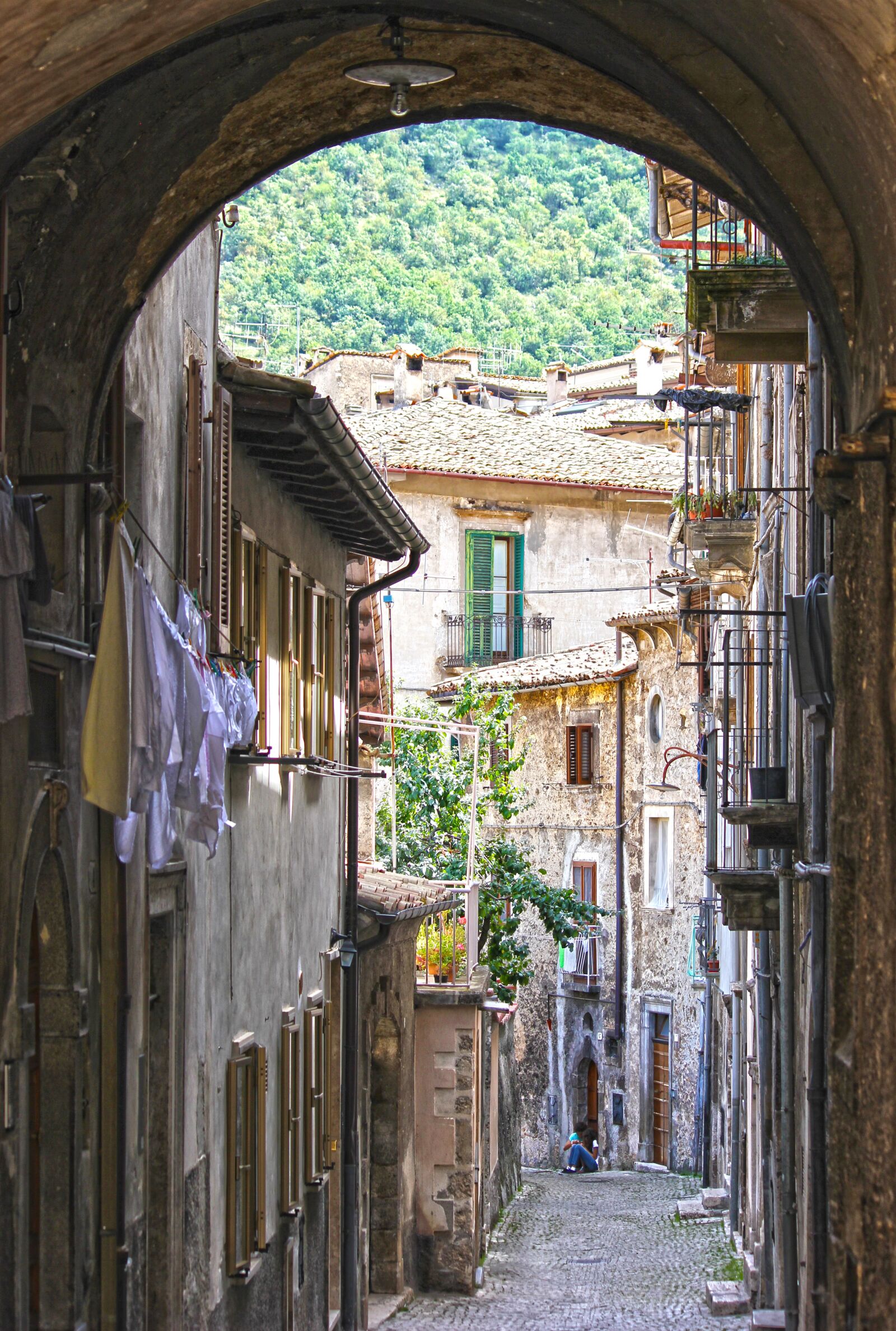 Canon EOS 550D (EOS Rebel T2i / EOS Kiss X4) sample photo. Arc, alley, houses photography