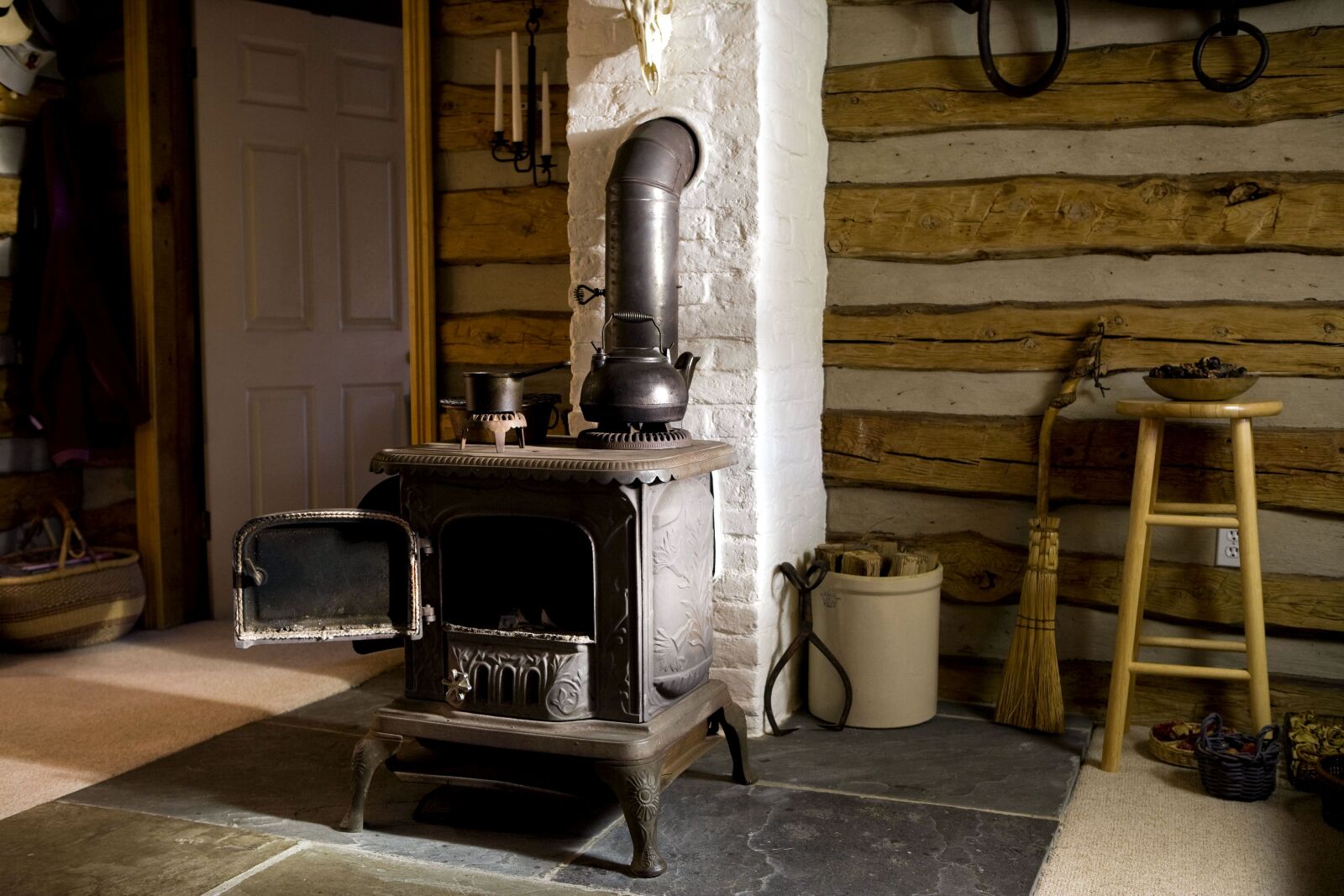 Canon EOS-1Ds Mark II sample photo. Old, cast, iron, wood photography