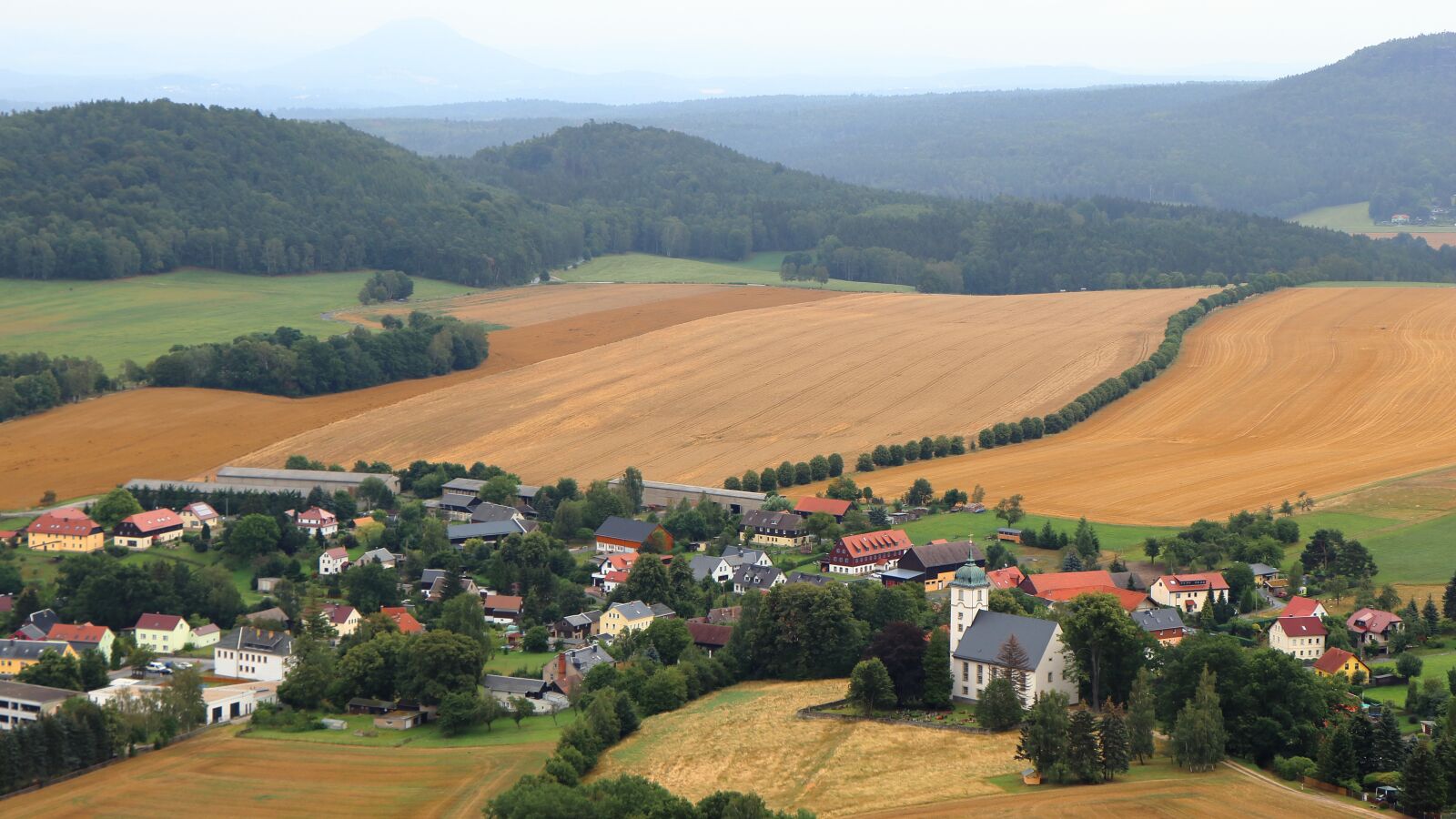 Canon EOS 77D (EOS 9000D / EOS 770D) + Canon EF-S 18-135mm F3.5-5.6 IS USM sample photo. Landscape, village, agriculture photography