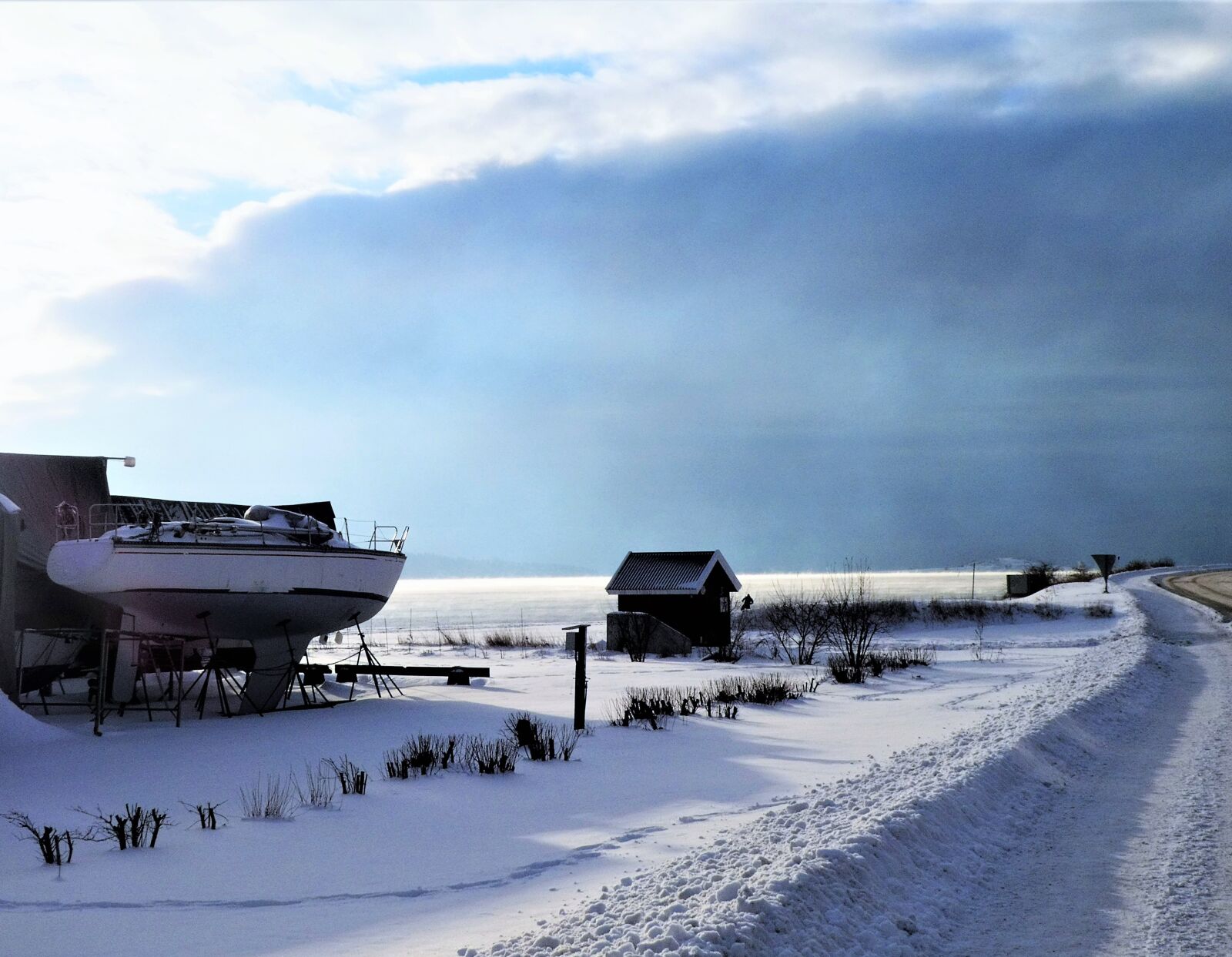 Panasonic Lumix DMC-ZS60 (Lumix DMC-TZ80) sample photo. Boat, house, winter photography