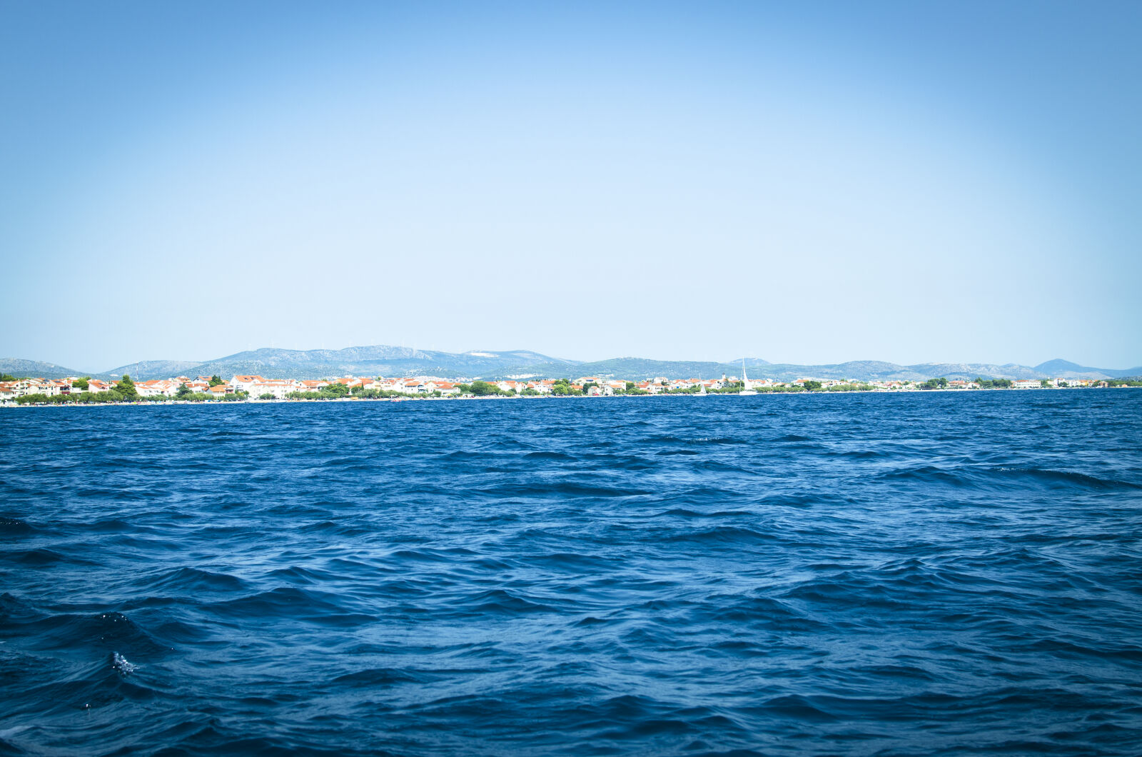 Nikon D5100 + Nikon AF-S DX Nikkor 35mm F1.8G sample photo. Background, blue, boat, color photography