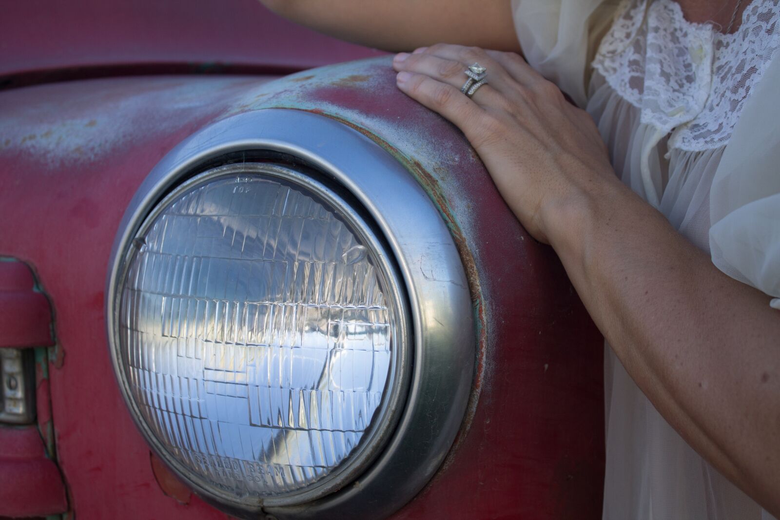 Canon EOS 1100D (EOS Rebel T3 / EOS Kiss X50) sample photo. Headlight, vintage, red photography
