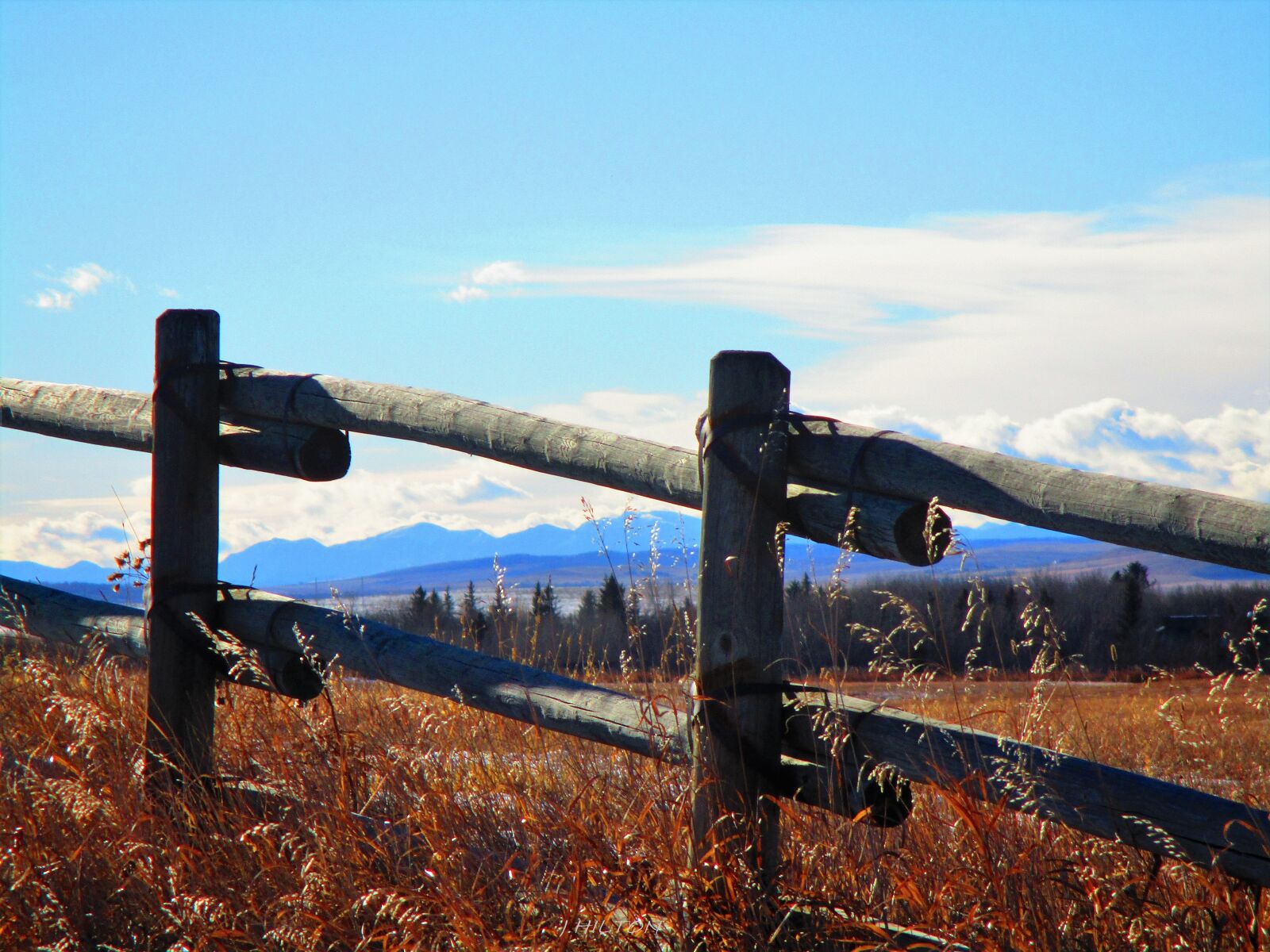 Canon PowerShot ELPH 180 (IXUS 175 / IXY 180) sample photo. Fence, mountains, sky photography