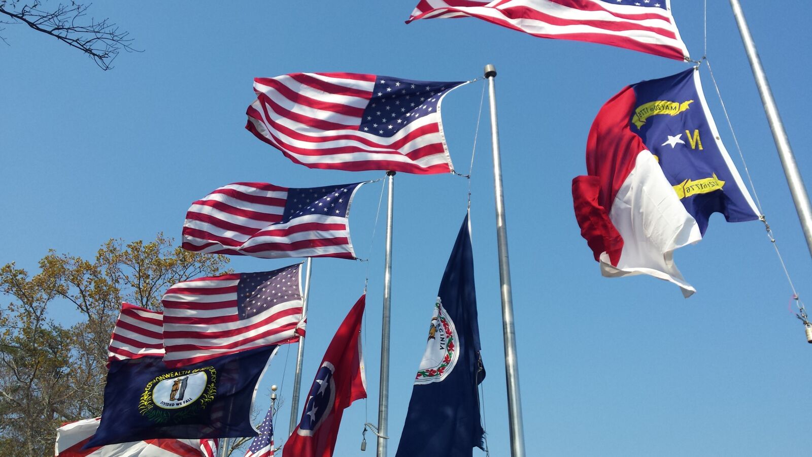 Samsung Galaxy S4 sample photo. Flags, wind, symbol photography