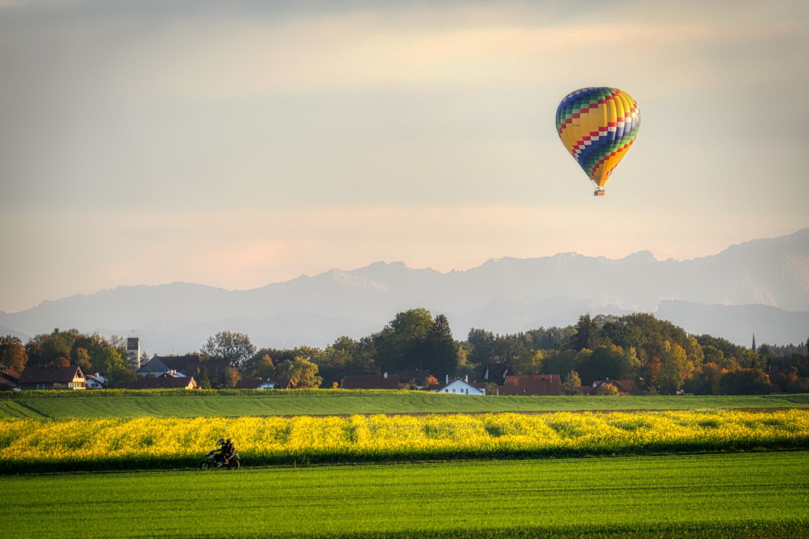 Panasonic Lumix DMC-GX8 sample photo. Field, balloon, mountains photography