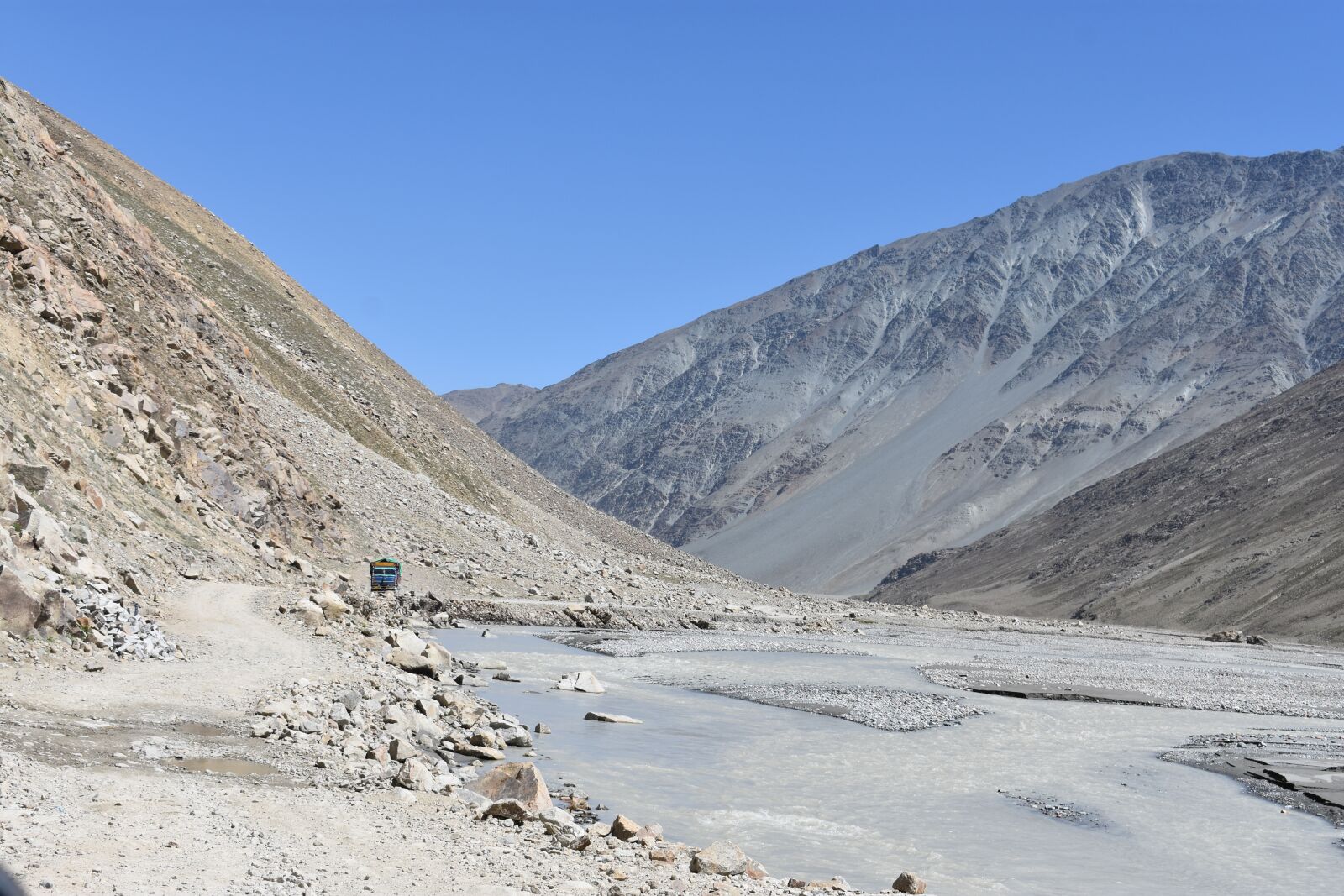 Nikon D3400 sample photo. Mountains, road, travel photography