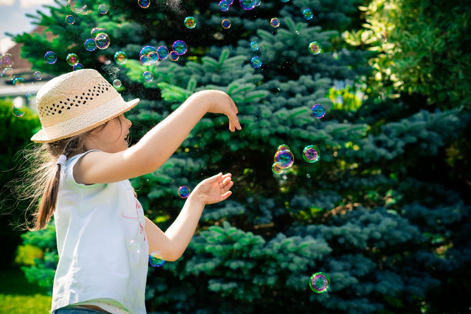 Sony FE 50mm F1.8 sample photo. Child, girl, soap bubbles photography